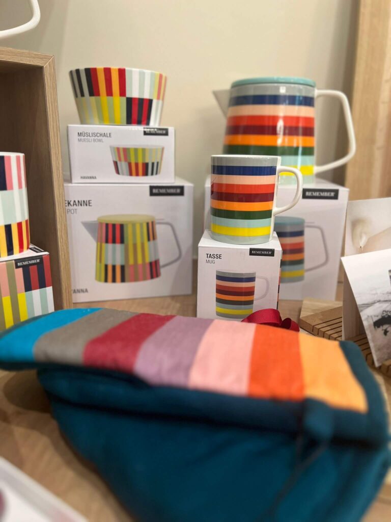 Bunte Geschirrsets mit Streifenmuster im Regal