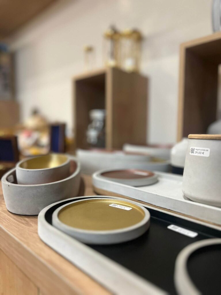 Dekorative Schalen auf einem Holztisch