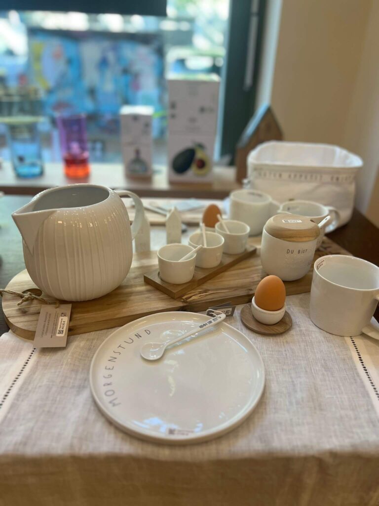 Frühstücksgeschirr auf einem Tisch ausgestellt.