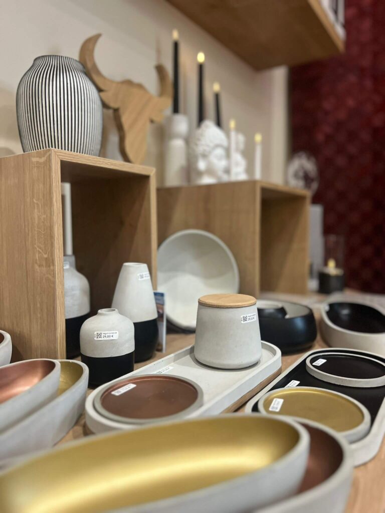 Moderne Keramikdekoration auf Holzregalen ausgestellt