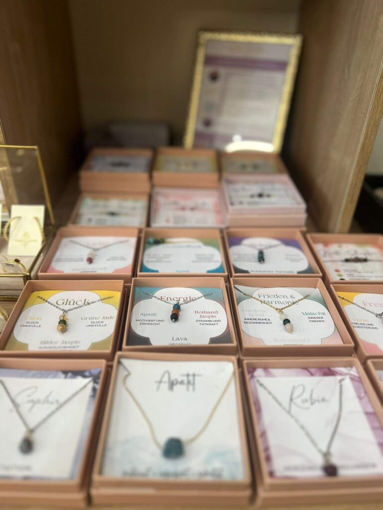 Schmuckstücke in Geschenkboxen auf Holzregal