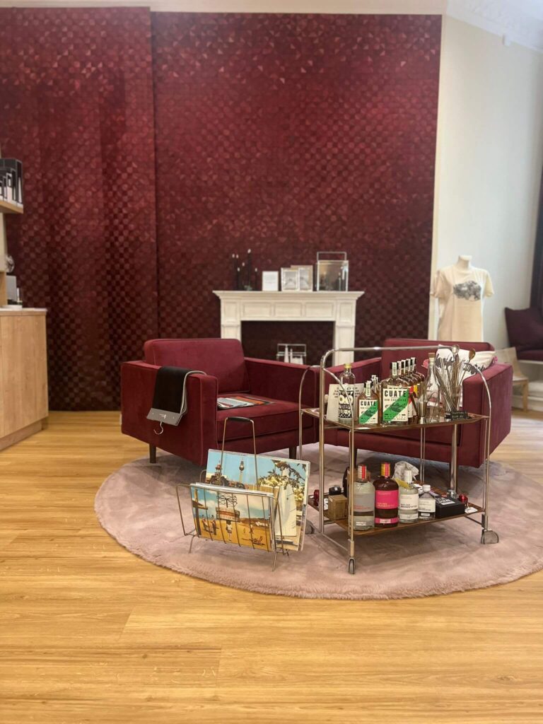 Stilvolle Lounge mit rotem Sofa und Deko.