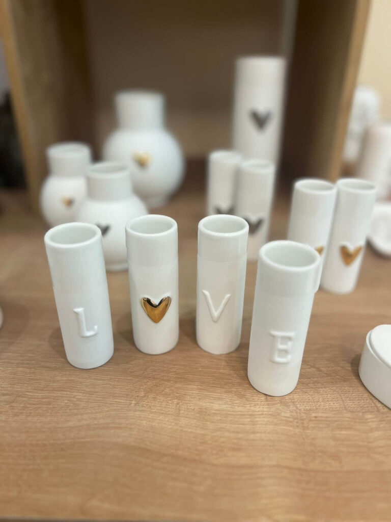 Weiße Vasen mit Schrift LOVE und Herzen